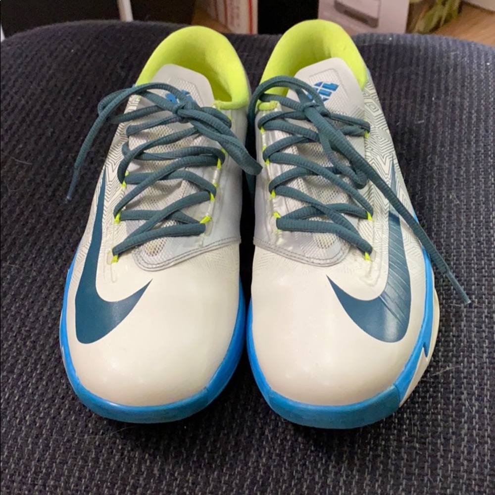 KD 6 Pure Platinum/Vivid Blue Volt. Size 6.5Y.
